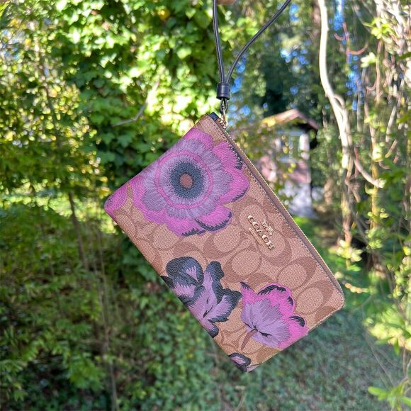 COACH Large Corner Zip Wristlet In Signature Canvas w Kaffe Fassett Print NWOT - Picture 3 of 10